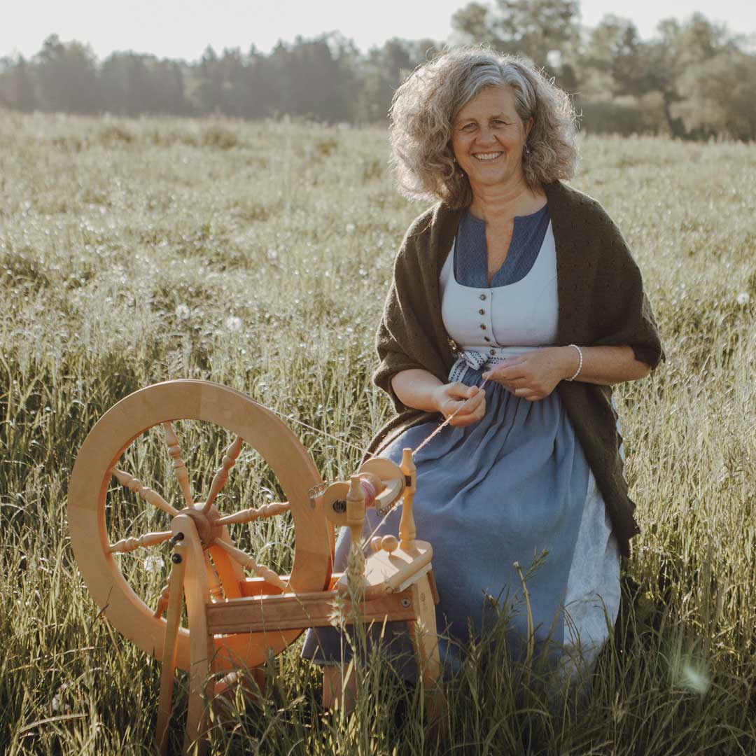 Petra Urbanek am Spinnrad